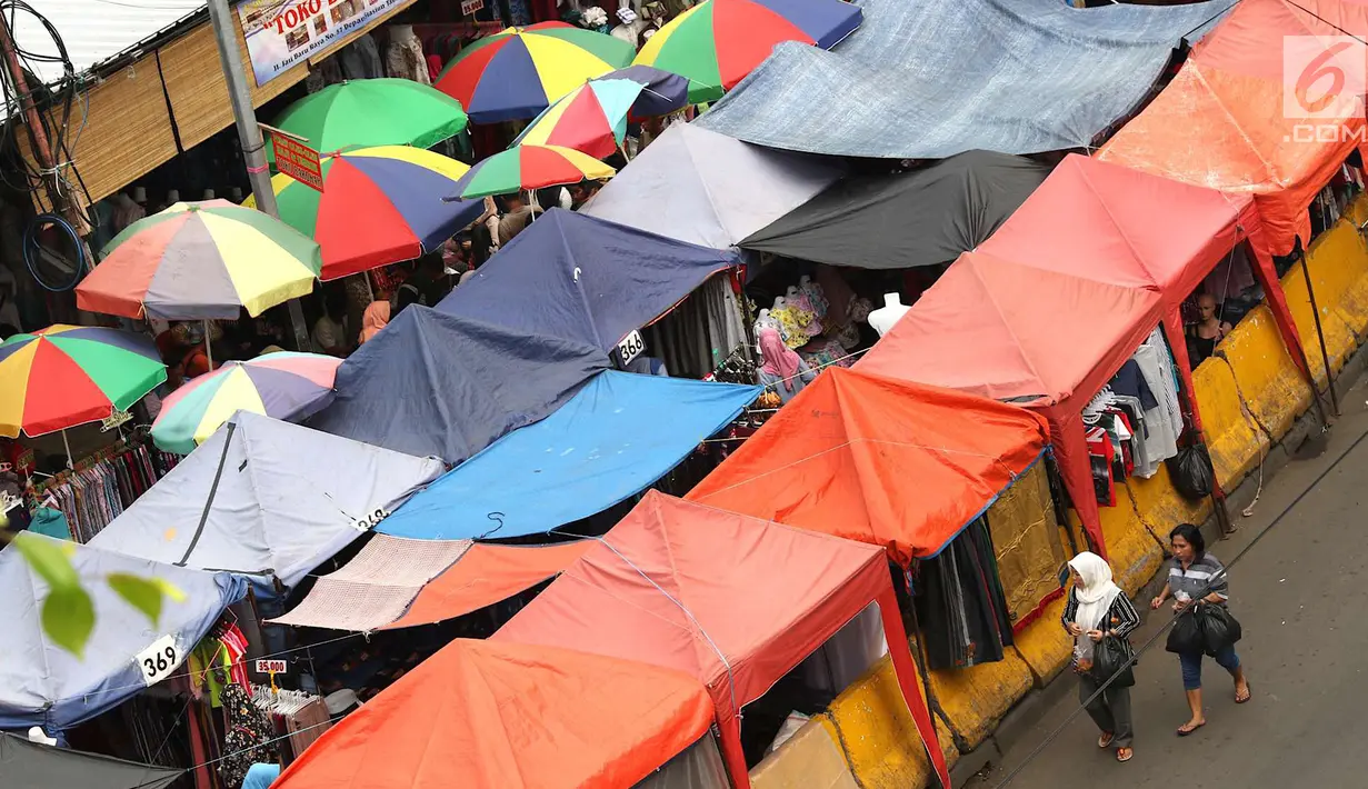 Deretan tenda pedagang kaki lima (PKL) di depan Stasiun Tanah Abang, Jakarta, Kamis (3/5). Diberikannya izin berjualan di kawasan tersebut menyebabkan fungsi trotoar dan jalan raya beralih fungsi. (Liputan6.com/Immanuel Antonius)