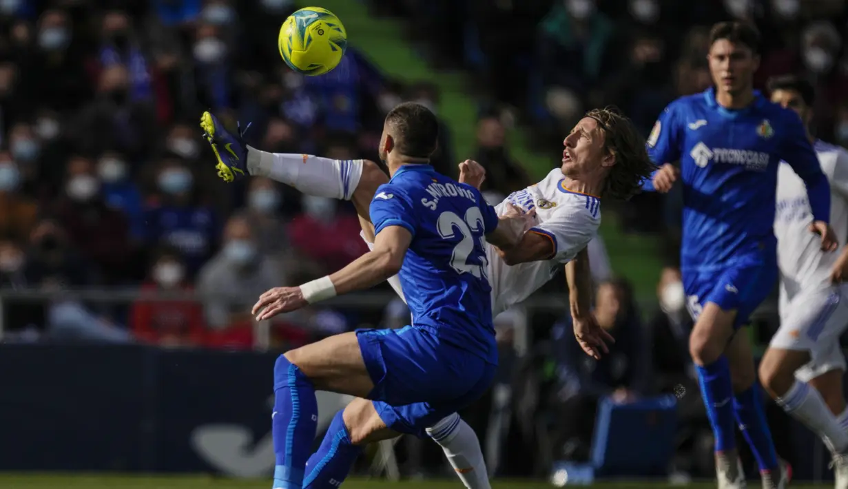 Real Madrid harus menelan pil pahit usai dipermalukan Getafe pada laga lanjutan Liga Spanyol 2021/2022, Minggu (02/01/2022). (AP/Bernat Armangue)