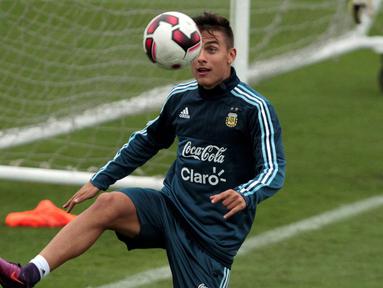 Paulo Dybala tengah berlatih bersama timnas Argentina pada sesi latihan jelang melawan Peru pada kualifikasi Piala Dunia 2018 di Lima, Peru (4/10/2016). (REUTERS/Guadalupe Pardo)