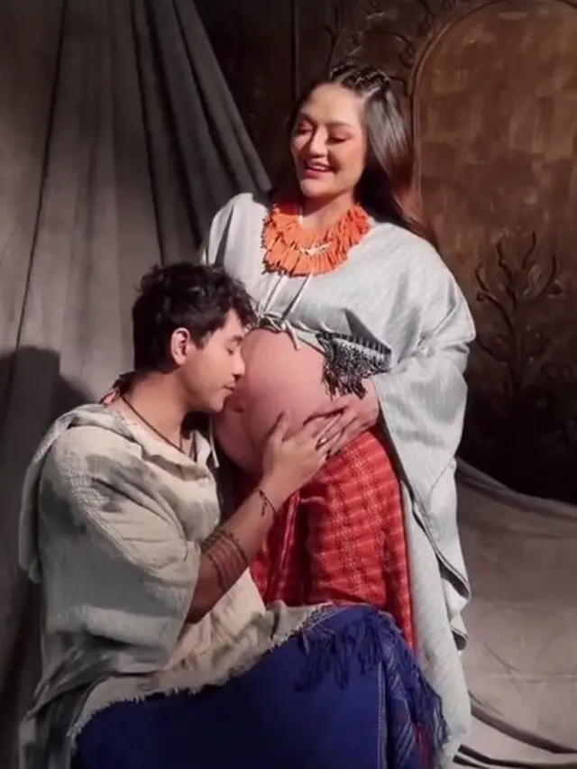 8 Potret Siti Bardiah dan Krisjiana saat Jalani Maternity Shoot, Tampil Mesra