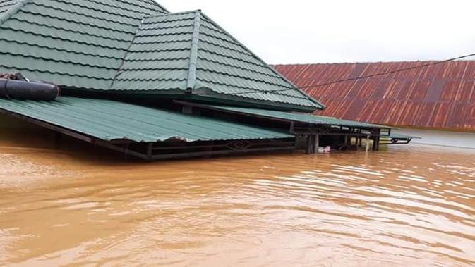Banjir setinggi hingga 3 meter, merendam sejumlah pemukiman warga di Konawe Utara sejak Jumat (7/6/2019) hingga Minggu (9/6/2019). (Liputan6.com/ Ahmad Akbar Fua)