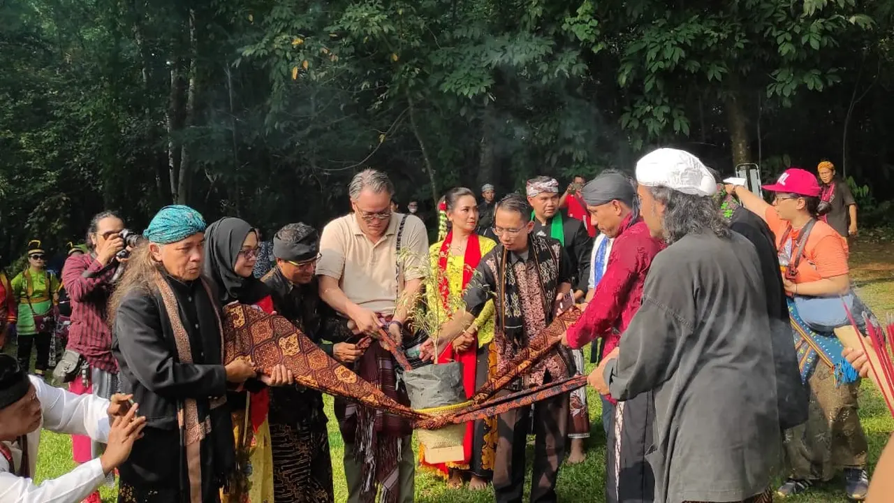 Prosesi sedekah hutan yang dilaksanakan di hutan Universitas Indonesia, Kota Depok. (Istimewa)