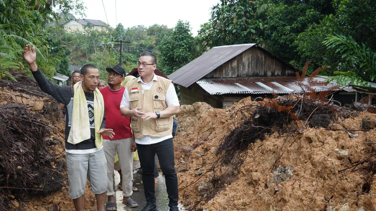 Kepala Badan Penanggulangan Bencana (BAGUNA) PDI Perjuangan Jakarta, Hardiyanto Kenneth, meninjau kondisi pascabencana longsor dan banjir bandang yang melanda Kabupaten Tapanuli Tengah (Tapteng), Sumatera Utara (Istimewa)