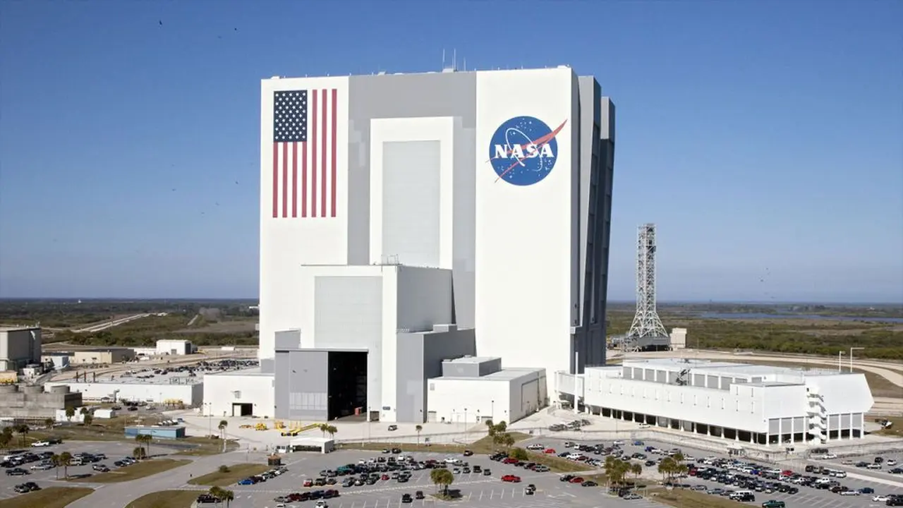 Seorang karyawan NASA yang bekerja di Kennedy Space Center, Florida dinyatakan positif Virus Corona COVID-19. (NASA / Kim Shiflett)