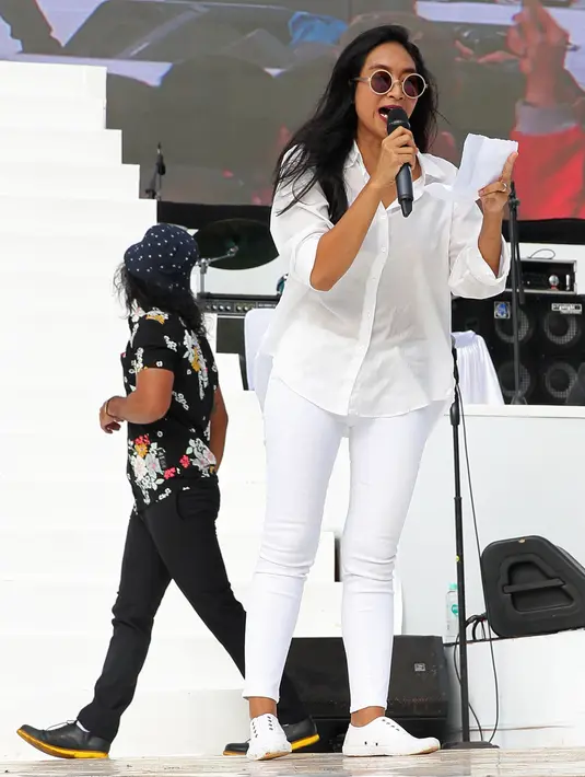 Riuh tepuk tangan ribuan relawan Ahok dan Djarot setelah bintang film Sang Penari itu selesai membaca puisi. Ia lantas turun panggung dan acara kembali dilanjutkan dengan kolaborasi Slank dengan penyanyi lain. (Bambang E. Ros/Bintang.com)