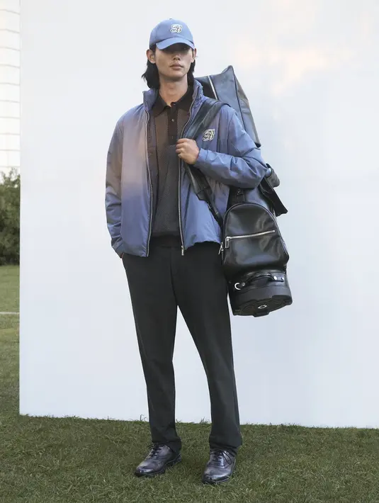 Terlepas dari semua ini, yang paling bersinar dari koleksi ini adalah referensi dan pujiannya terhadap golf melalui topi, visor, tas bola golf, dan tas katun dan linen.