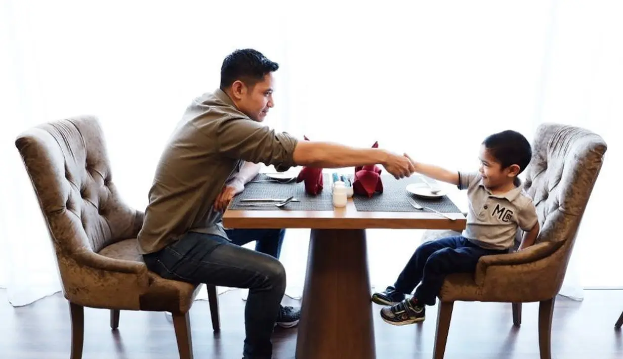 Di sisi lain, Alyssa Soebandono sebagai istri menceritakan makanan favorit suaminya saat berbuka puasa. Katanya, Dude menyukai makanan yang rasanya manis untuk berbuka puasa.  (Instagram/dude2harlino)