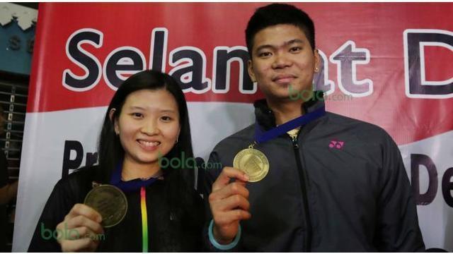 Praveen Jordan dan Debby Susanto, ganda campuran asal Indonesia berhasil meraih juara pada turnamen bergengsi All England 2016. Sejumlah fans menunggu kehadiran pahlawan tanah air tersebut di Bandara Soekarno Hatta, Tangerang, Selasa (15/3/2016) WIB.