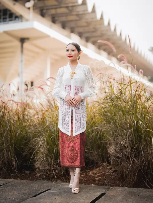 Cantiknya penampilan Prilly Latuconsina mengenakan kebaya brokat modern berwarna putih. Ia padukan penampilannya di sini mengenakan kain batik merah yang serasi sebagai rok. [Foto: Instagram/prillylatuconsina96]