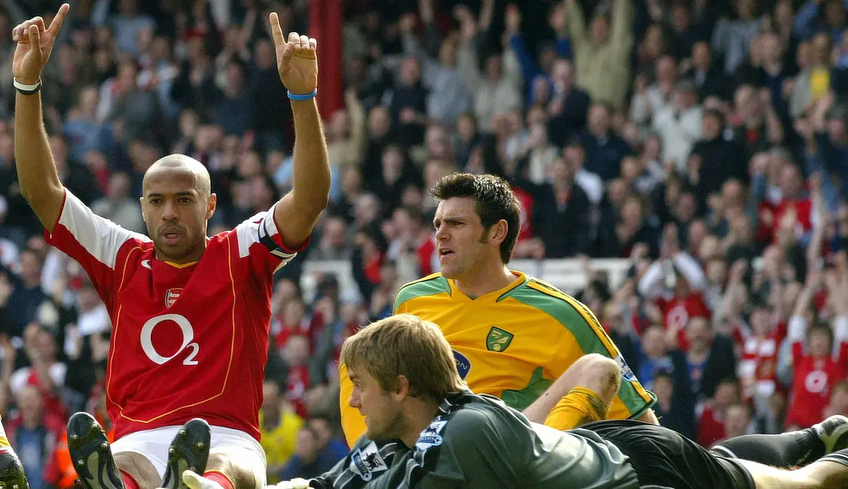 Thierry Henry. Striker Prancis yang kini berusia 45 tahun dan telah pensiun pada Januari 2015 bersama New York Red Bulls ini tercatat pernah melakukan hattrick beruntun di Liga Inggris pada musim 2004/2005. Momen itu terjadi saat ia berseragam Arsenal sebagai satu-satunya klub di Liga Inggris yang pernah dibelanya pada pekan ke-29 dan ke-31, sementara pada pekan ke-30 ia tak bermain karena cedera. Pada pekan ke-29 (5/3/2005) hattricknya membawa Arsenal menang 3-0 atas Portsmouth, sementara di pekan ke-31 (2/4/2005) hattricknya membawa Arsenal mengatasi Norwich 4-1. (AFP/Carl De Souza)