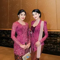 Istri Kaesang Pangarep itu kemudian memadukan kebayanya dengan kain batik.  [@erinagudono@angeliarzky/@sarahpdp]