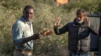 Gambar yang dirilis oleh Universal Pictures ini menunjukkan Idris Elba (kiri) dan sutradara Baltasar Korm&aacute;kur di lokasi syuting film "Beast." Film ini disutradarai oleh Baltasar Kormakur. (Lauren Mulligan/Universal Pictures via AP)