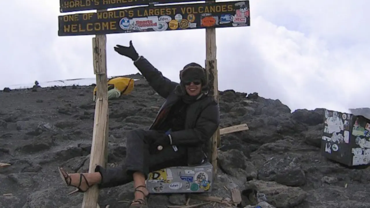 Wanita Ini Nekat Panjat Gunung dengan Stilettos