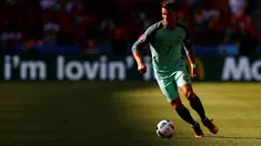 Cristiano Ronaldo mencatatkan namanya dalam jajaran pemain termuda yang mencetak gol pada piala Eropa 2004 saat Portugal kalah dari Yunani 1-2 dengan rentang usia 19 tahun 129 hari. (REUTERS/Jason Cairnduff)  