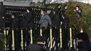 Penyidik yang didampingi personel kepolisian itu dihalangi oleh unit militer yang berjaga serta pengacara Yoon di kediaman presiden. (JUNG Yeon-je/AFP)