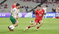 Bulgaria memilih bertahan rapat dan memaksa Timnas Indonesia bermain melebar. Tampak dalam foto, pemain Timnas Indonesia, Justin Hubner (kanan) berusaha menahan pergerakan Christian Stoyanov (Bulgaria), pada laga final FIFA Series 2026 di Stadion Utama Gelora Bung Karno (SUGBK), Jakarta, Senin (30/3/2026) malam WIB. (Bola.com/Abdul Aziz)