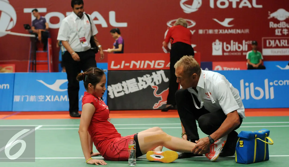 Tim medis memberikan pertolongan buat pebulutangkis Thailand, Ratchanok Intanon saat berlaga melawan Lindaweni Fanetri (Indonesia) di Total BWF Championships 2015 di Jakarta, Kamis (13/8/2015). (Liputan6.com/Helmi Fithriansyah)