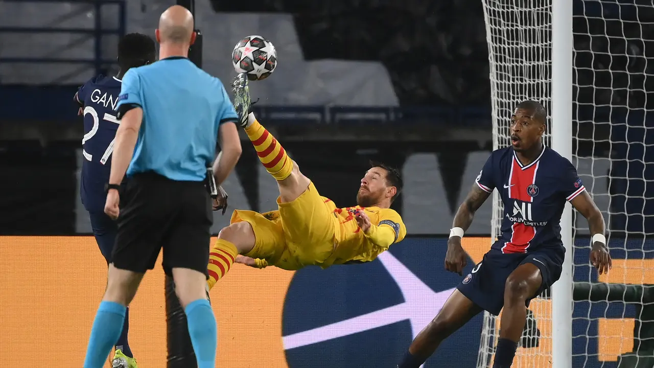 Messi Gigit Jari di Markas PSG