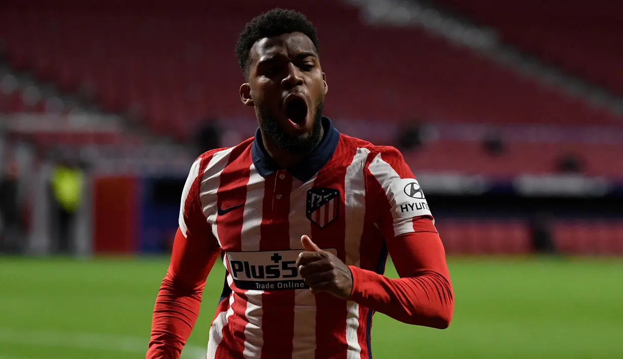 Thomas Lemar. Gelandang serang Prancis berusia 26 tahun yang sejak awal musim 2018/2019 membela Atletico Madrid ini telah lama menjadi incaran Arsenal. The Gunners bahkan telah meminatinya sejak ia masih membela AS Monaco pada 2015/2016 hingga 2017/2018 kala Arsenal masih dibesut Arsene Wenger. Peluang Arsenal terbuka untuk mendapatkan sang pemain pada bursa transfer musim panas 2022/2023, namun agaknya Arsenal yang dibesut Mikel Arteta sudah tak meminatinya. (AFP/Pierre-Philippe Marcou)