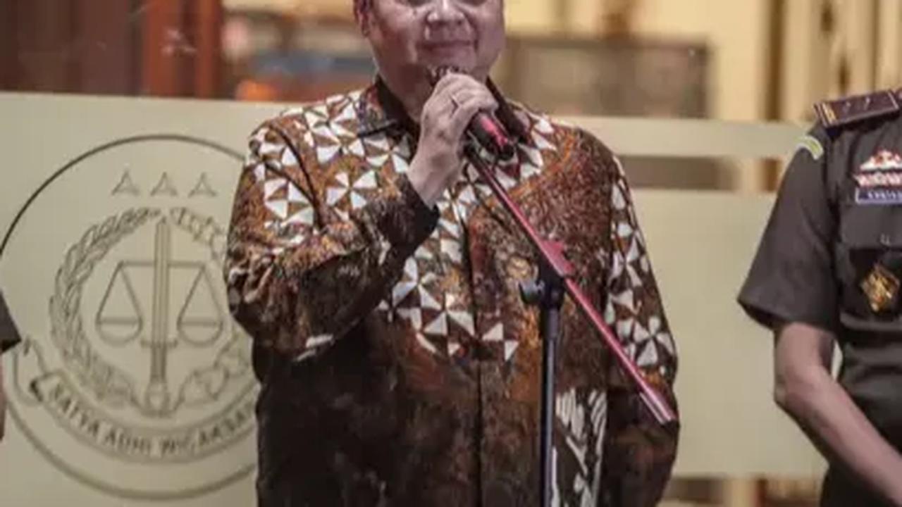 Menteri Koordinator Perekonomian Airlangga Hartarto diperiksa Kejaksaan Agung sebagai saksi dalam kasus dalam kasus mafia minyak goreng. Ketua Umum Partai Golkar itu memenuhi pemanggilan Kejagung sejak pagi tadi.