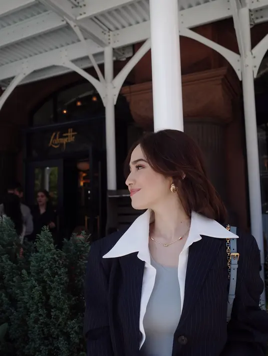 <p>Bintang sinetron Saleha ini tersenyum dengan memamerkan side angle-nya. (Foto: Instagram/ syifahadju)</p>
