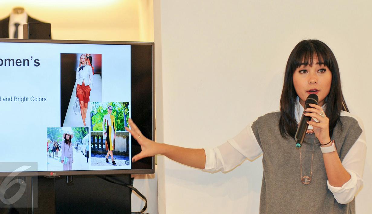 Fashion Stylist dan Fashion Icon, Ayla Dimitri saat berbagi tips mengenai trend fasion tahun 2016 mendatang dalam peluncuran G2000 winter collection di Grand Indonesia, Jakarta, Selasa (15/12/2015). (Liputan6.com/Yoppy Renato)