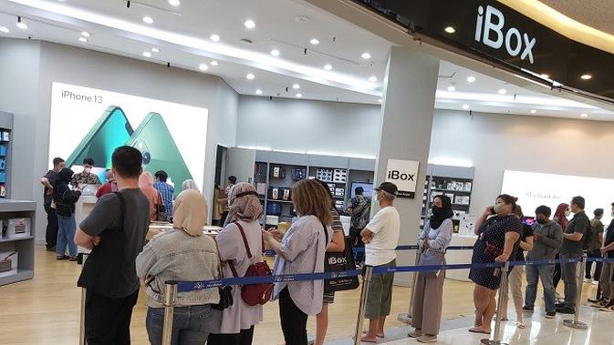 <p>Antrean konsumen yang ingin melakukan preorder di iBox Summarecon Mall Bekasi. (Dok: Erajaya)</p>