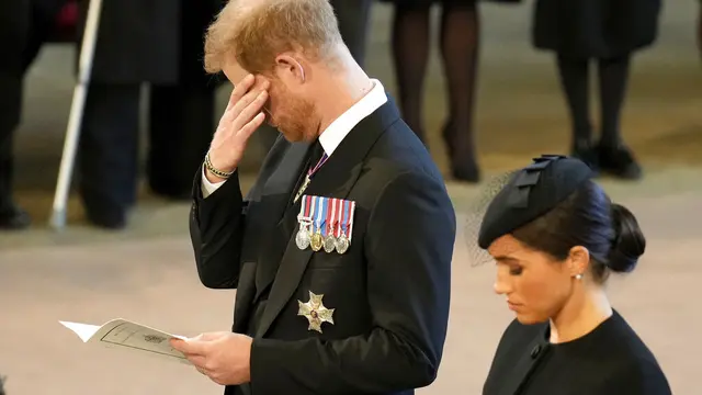 Meghan Markle dan Pangeran Harry dalam prosesi persemayaman Ratu Elizabeth II di Westminster Hall, 14 September 2022 (Christopher Furlong/Pool Photo via AP)