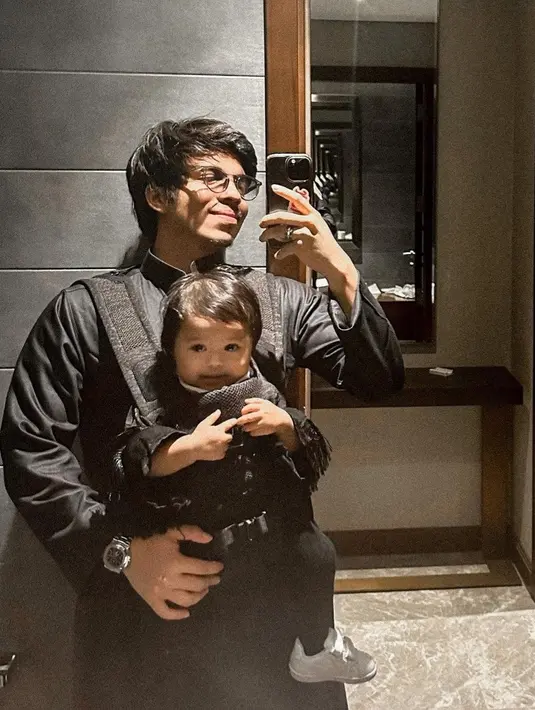 Mereka kompak menggunakan pakaian hitam-hitam.  [Instagram/attahalilintar]