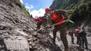 Anggota paramiliter melakukan operasi pencarian dan penyelamatan di lereng bukit yang berjarak 2 kilometer dari Pelabuhan Gyirong yang rusak akibat tanah longsor di Kabupaten Gyirong, wilayah Tibet di Tiongkok bagian barat, Sabtu, 29 Agustus 2026. (AFP/ CNS)