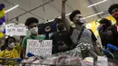 Aktivis termasuk anggota Black Lives Matter berdemonstrasi di dalam supermarket Carrefour menentang pembunuhan pria kulit hitam Joao Alberto Silveira Freitas di Carrefour yang berbeda malam sebelumnya, di Rio de Janeiro, Brasil (20/11/2020). (AP Photo/Bruna Prado)