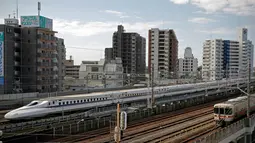 Shinkansen yang juga dikenal dengan kereta peluru melewati stasiun di Hamamatsu pada Kamis (29/9/2019). Jepang menjadi negara pelopor pembuat kereta dengan kecepatan super tinggi ini di dunia. (Photo by Adrian DENNIS / AFP)