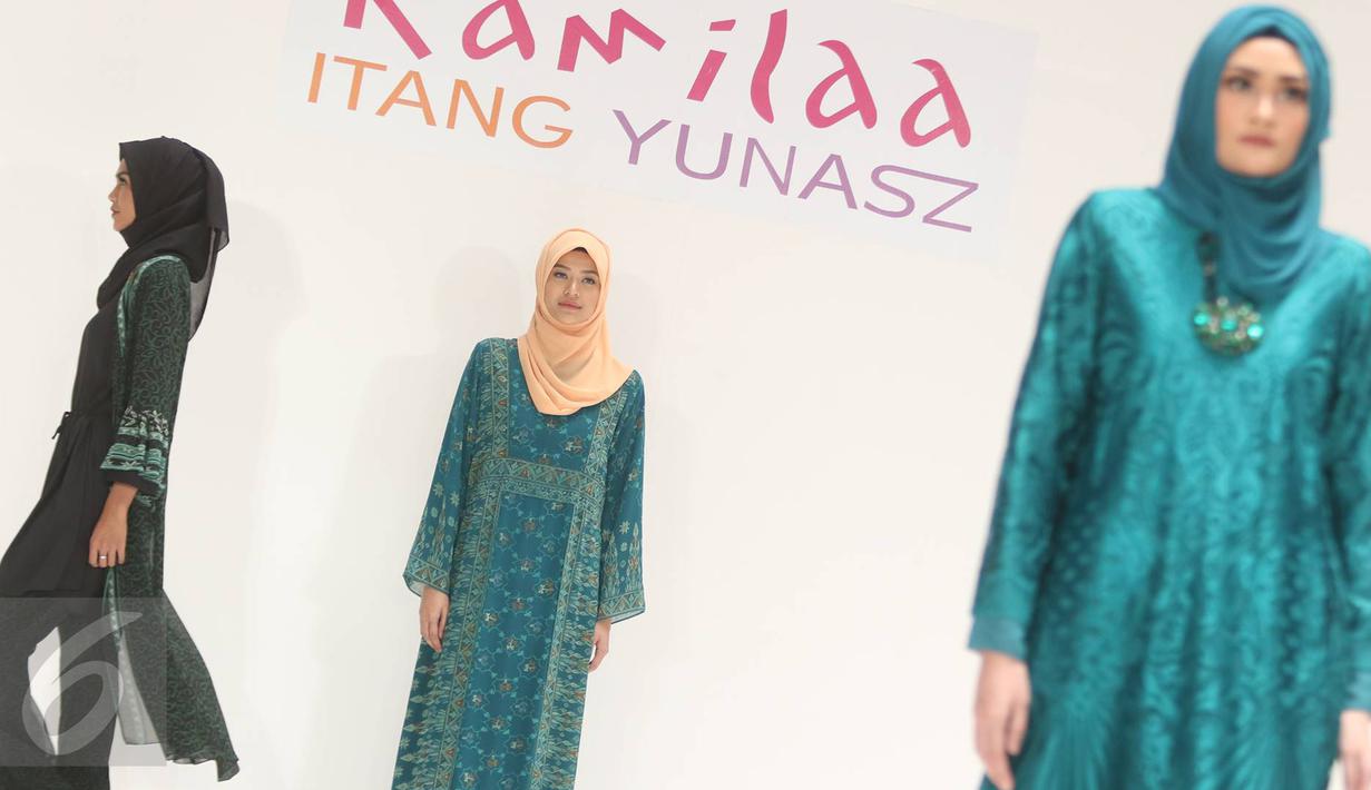 Itang Yunasz mempersembahkan busana muslim santun nan rupawan menjelang Ramadan 2017, Jakarta, Kamis (9/3). Sedikitnya ada 102 koleksi dalam 30 set busana desain baru Itang Yunasz. (Liputan6.com/Immanuel Antonius)