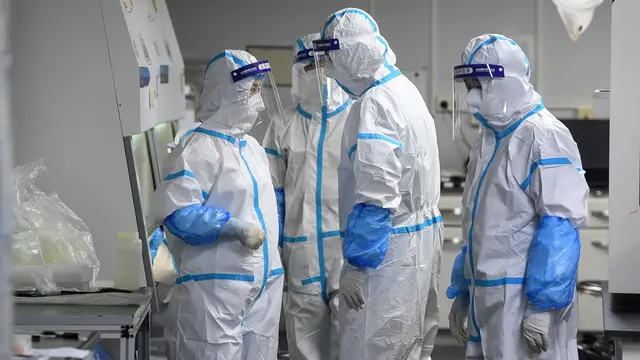 Mengintip Kesibukan Teknisi Laboraturium Pengujian COVID-19 di Wuhan