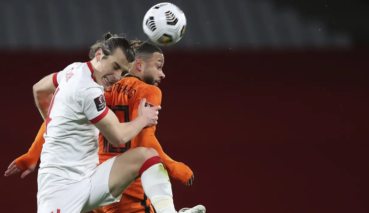 Bek Turki, Caglar Soyuncu berebut bola udara dengan penyerang Belanda, Memphis Depay pada pertandingan kualifikasi Piala Dunia Grup G di Stadion Ataturk Olympic, Istanbul, Kamis (25/3/2021). Turki menang atas Belanda 4-2. (Tolga Bozoglu/Pool Photo via AP)