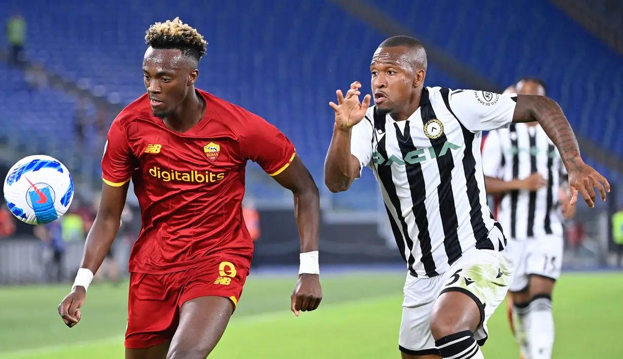 Skuat i Giallorossi memulai pertandingan dengan percaya diri. Roma terus melancarkan serangan ke area pertahanan Udinese. Tammy Abraham (kiri) dan Pelegrini terlihat silih berganti mengancam kiper Silvestri. (AFP/Alberto Pizzoli)
