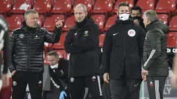 Manajer Sheffield United, Chris Wilder (kiri), dan Manajer Mancheseter United, Ole Gunnar Solskjaer (kanan) terlibat adu mulut dalam laga lanjutan Liga Inggris pekan ke-13 di Bramall Lane, Sheffield, Kamis (17/12/2020). Sheffield United kalah 2-3 dari Manchester United. (AFP/Peter Powell/Pool)