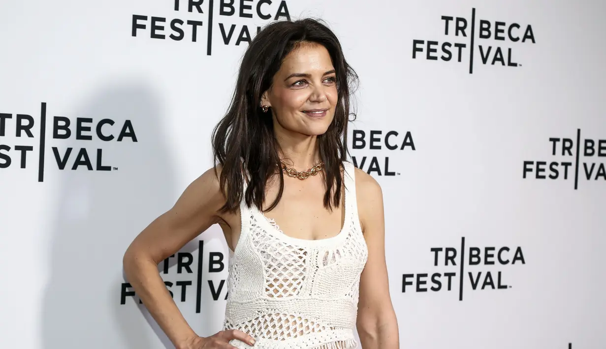 Aktris Katie Holmes berpose saat menghadiri pemutaran perdana "Alone Together" di Teater SVA selama Festival Tribeca 2022 di New York (14/6/2022). Katie tampil dalam balutan gaun maxi crochet putih yang dilengkapi dengan clutch coklat dan kalung serta gelang yang serasi. (AP Photo/Andy Kropa)
