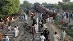 Warga berkumpul di lokasi tabrakan dua kereta api di Multan, Pakistan, Kamis (15/9). Tabrakan terjadi antara rangkaian Kereta Awam Express tujuan Karachi menabrak kereta kargo sekitar 25 kilometer dari Kota Multan. (REUTERS/Khalid Chaudry)