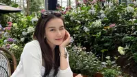 Di sela kesibukannya di dunia hiburan, pelantun Alamat Palsu itu memilih menikmati suasana alam yang sejuk dengan mengunjungi kafe bernuansa hutan pinus yang asri. Tak hanya pemandangannya yang mencuri perhatian, gaya kasual Ayu juga sukses menciptakan pesona bak eonnie Korea yang effortless dan stylish. [@ayutingting92].