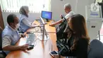 Staff Sekretariat Wakil Presiden Republik Indonesia menerima laporan keluhan warga di Istana Wakil Presiden, Jakarta, Senin (11/11/2024). (Liputan6.com/Herman Zakharia)