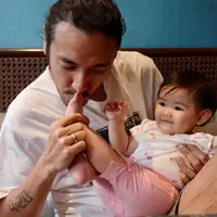 Potret Marcello Tahitoe Momong Anak