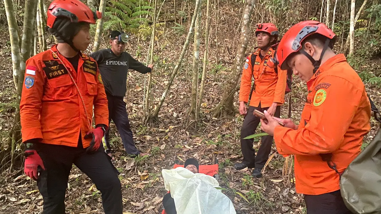 Tim SAR gabungan melakukan evakuasi terhadap pria lansia itu pada Jumat dinihari.