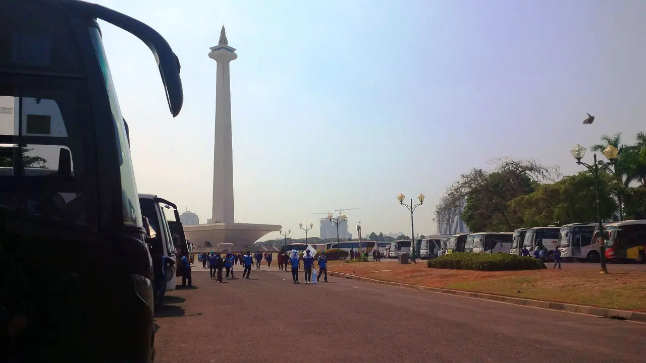 20150901-demo buruh-jakarta-monas