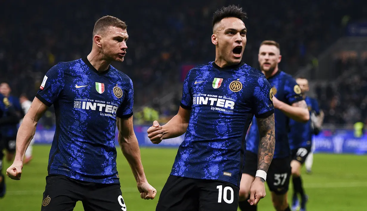 Penyerang Inter Milan, Lautaro Martinez berselebrasi usai mencetak gol ke gawang Juventus pada pertandingan final Piala Super Italia 2021 di Stadion San Siro di Milan, Italia, Kamis (13/1/2022). Inter Milan menang tipis atas Juventus 2-1 lewat perpanjangan waktu.  (Spada/LaPresse via AP)