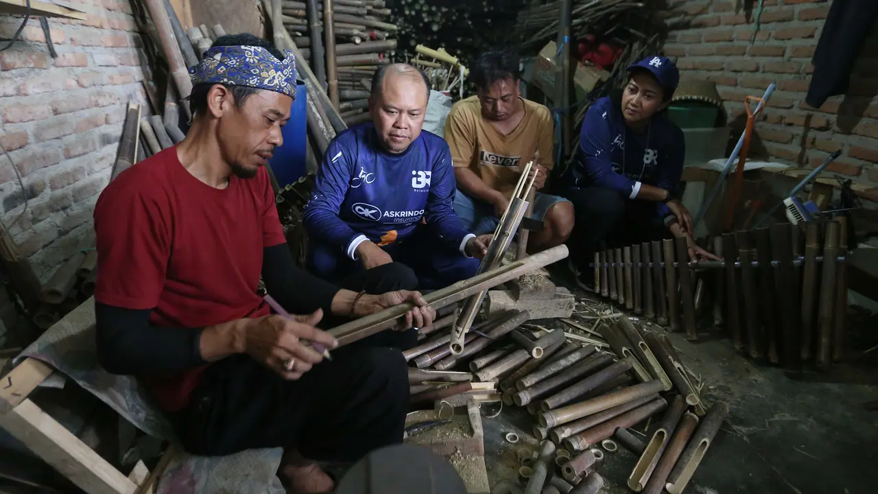 Dorong Produktifitas, Askrindo Memberikan Bantuan Kepada Pengrajin Angklung