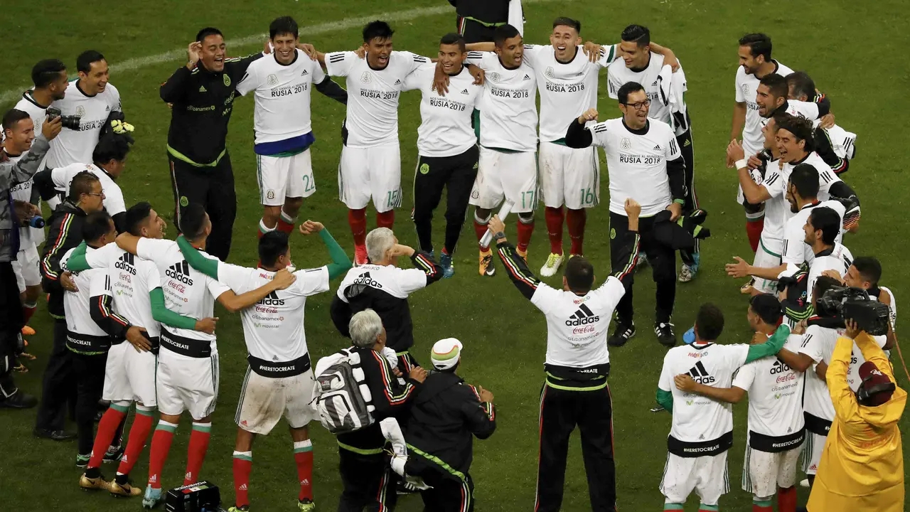 Pemain, pelatih, dan staf Timnas Meksiko rayakan keberhasilan merebut tiket Piala Dunia 2018. Meksiko lolos usai mengalahkan Panama 1-0 di Estadio Azteca Mexico City, Sabtu (2/9/2017) pagi WIB. (AP Photo/Eduardo Verdugo)