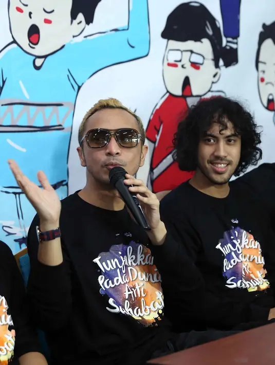 "Kita lewatin semua. Ada fase masing masing punya kesibukan, itu secara pribadi. Tapi balik lagi seperti Giring bilang, yang mempersatukan kita adalah musik," timpal Rama. (Nurwahyunan/Bintang.com)