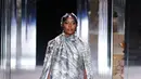 Model Naomi Campbell mengenakan busana kreasi Fendi's Spring-Summer 2021 Haute Couture dalam acara Paris Fashion Week di Paris, Prancis, Rabu (27/1/2021). Paris Fashion Week 2021 diramaikan oleh deretan model ternama dunia. (AP Photo/Francois Mori)