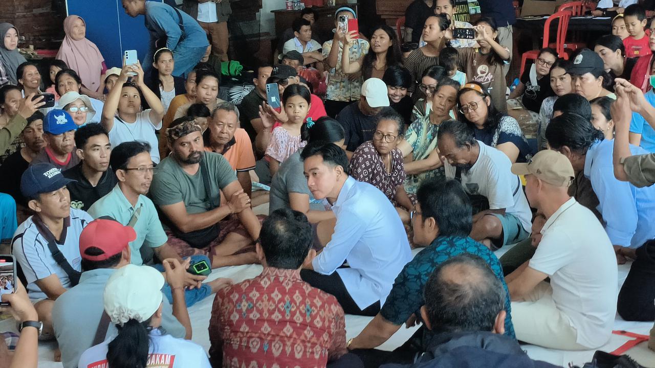 Gibran kunjungi tempat pengungsian banjir di Banjar Tohpati, Desa Kesiman Kertalangu, Kota Denpasar, Bali